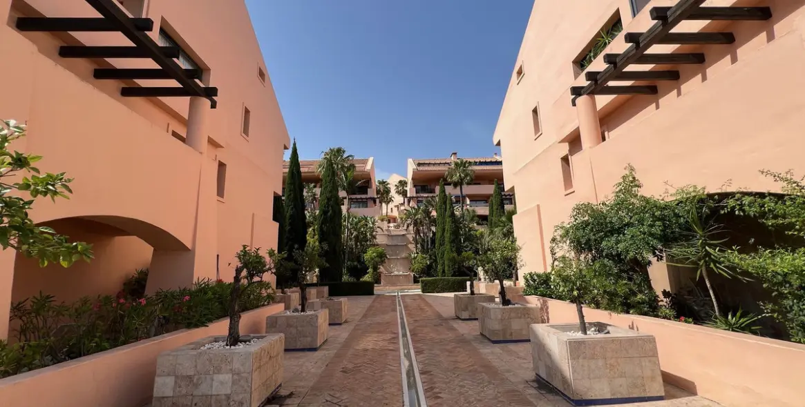 Sale of penthouse duplex in Calahonda 3