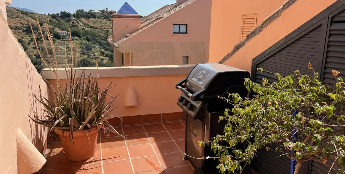 Sale of penthouse duplex in Calahonda 13