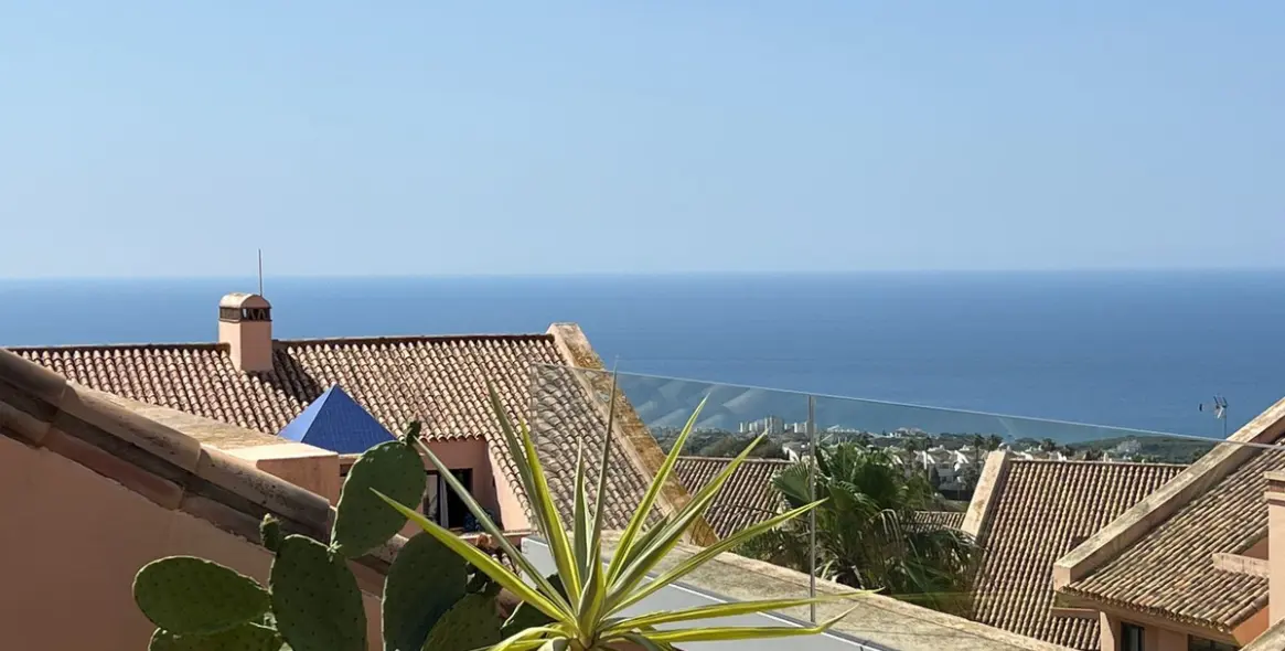 Sale of penthouse duplex in Calahonda 14