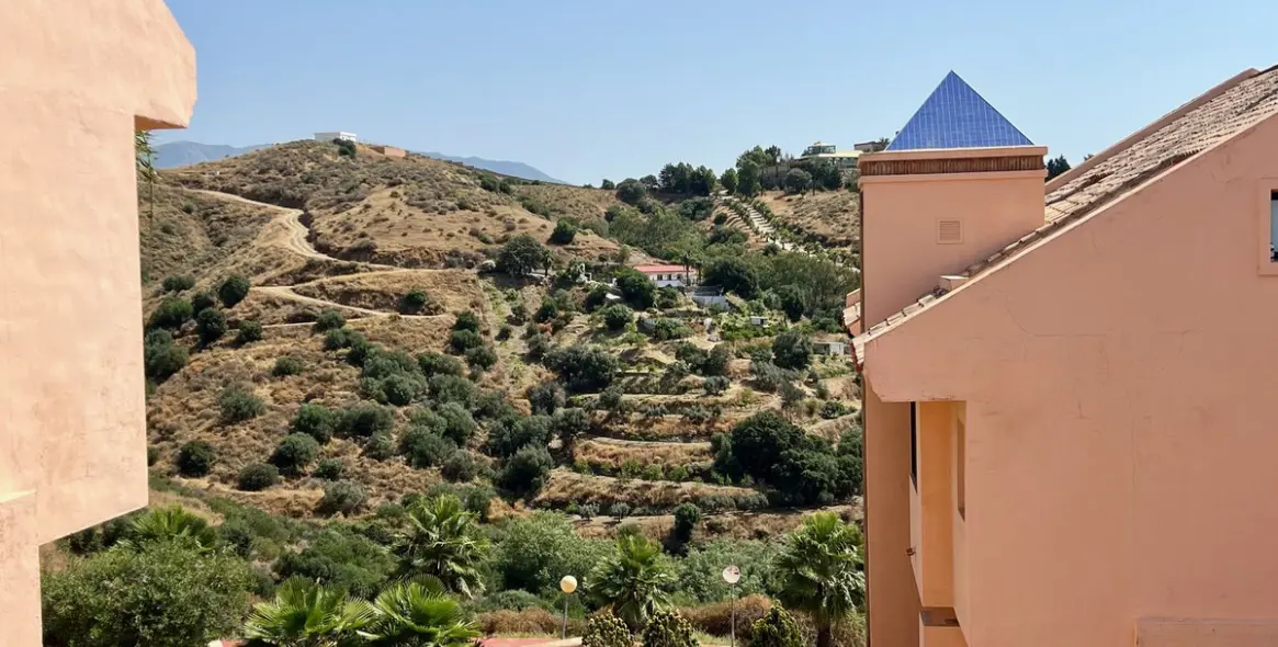 Sale of penthouse duplex in Calahonda 16