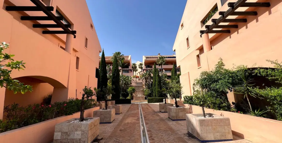 Sale of penthouse duplex in Calahonda 25