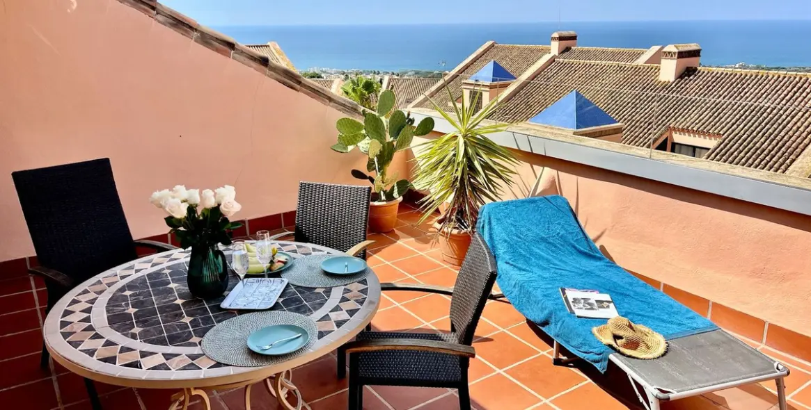 Sale of penthouse duplex in Calahonda 1