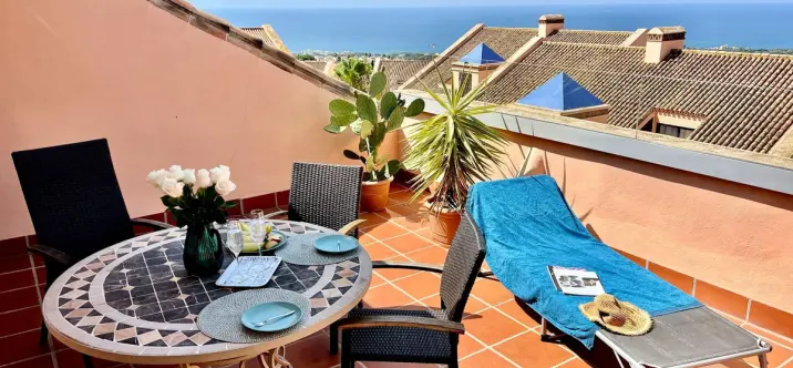 Sale of penthouse duplex in Calahonda 0