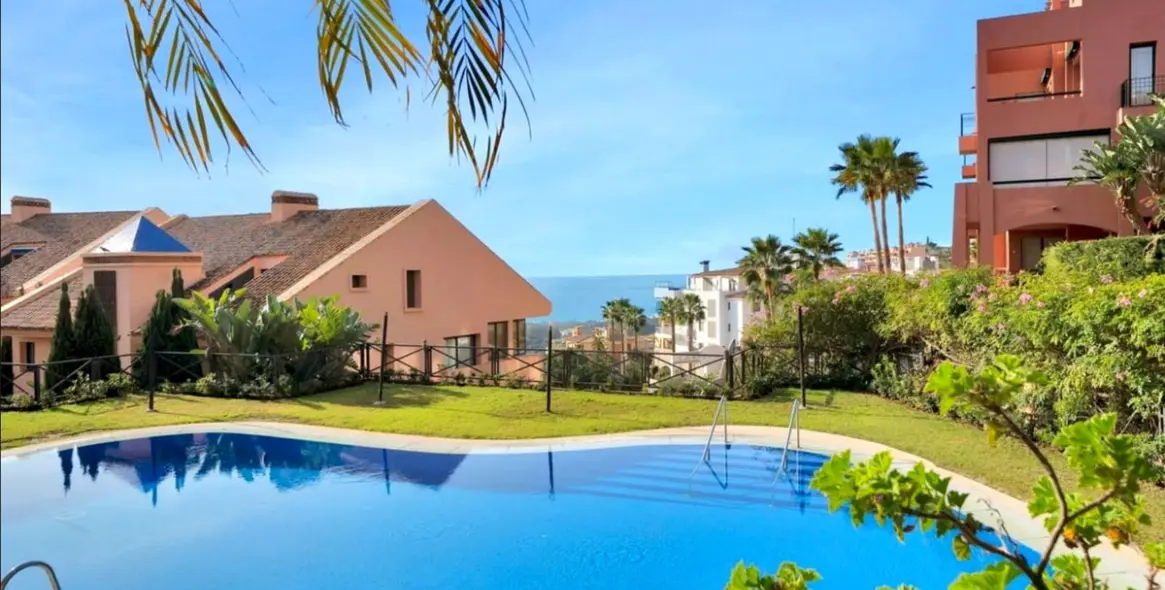 Sale of penthouse duplex in Calahonda 15