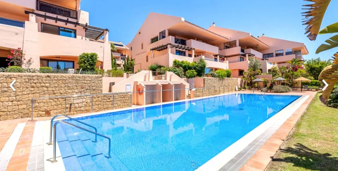 Sale of penthouse duplex in Calahonda 16