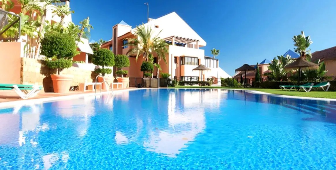 Sale of penthouse duplex in Calahonda 17