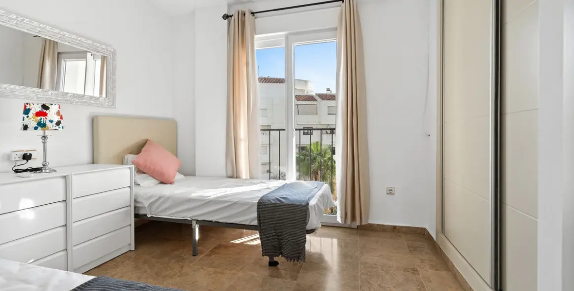 Sale of middle floor apartment in Estepona 12