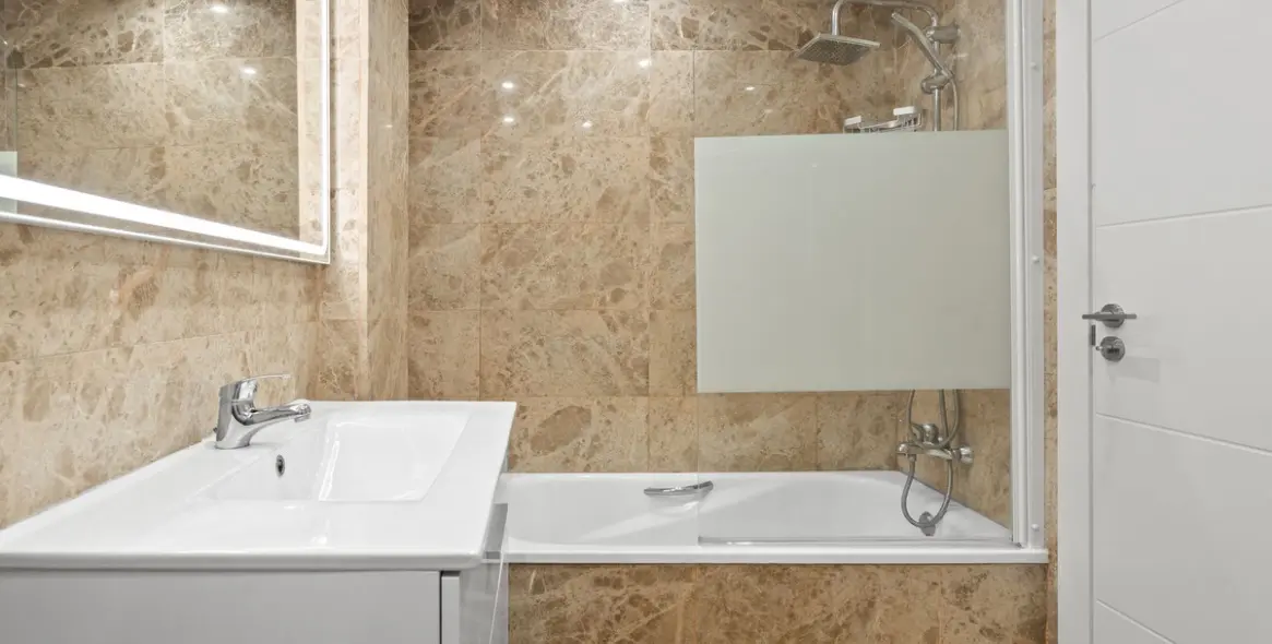 Sale of middle floor apartment in Estepona 17