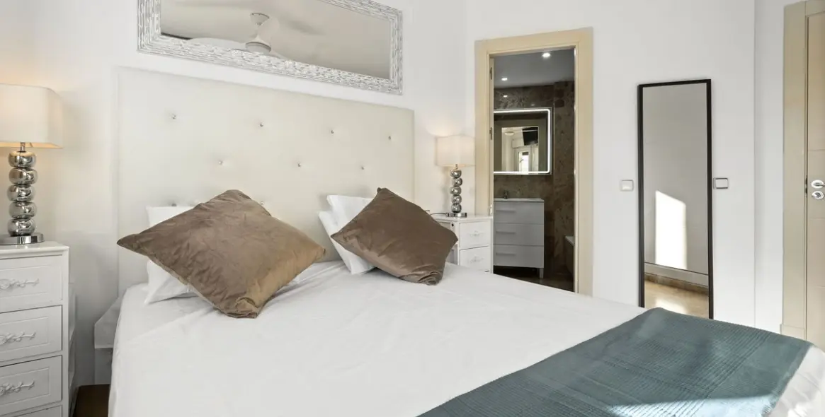 Sale of middle floor apartment in Estepona 19