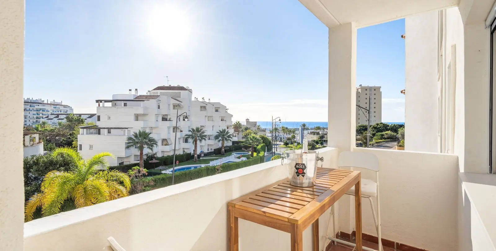 Sale of middle floor apartment in Estepona 1