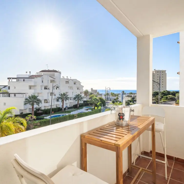 Sale of middle floor apartment in Estepona