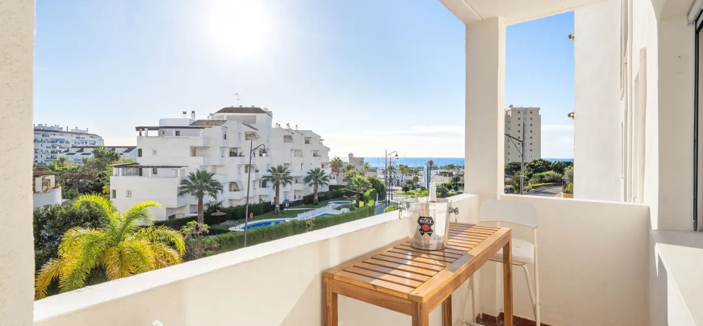 Sale of middle floor apartment in Estepona 0