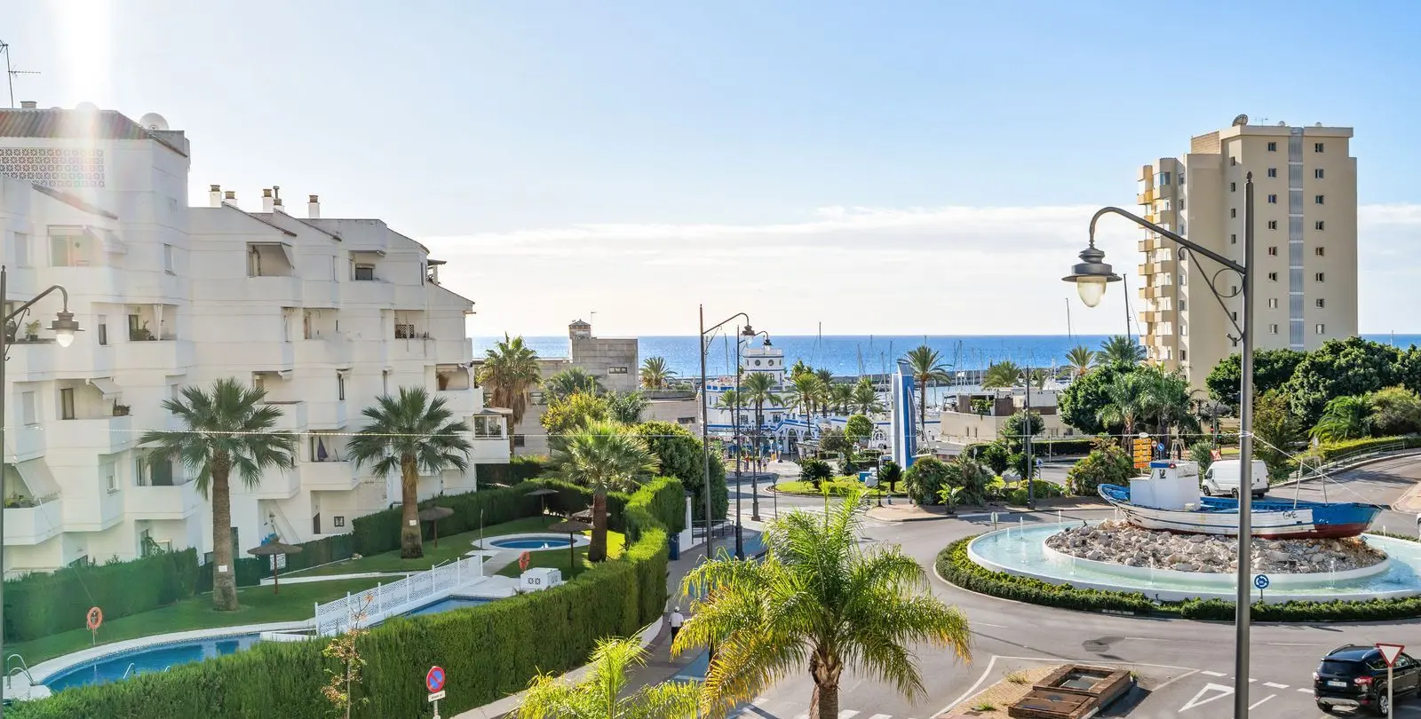 Sale of middle floor apartment in Estepona 2