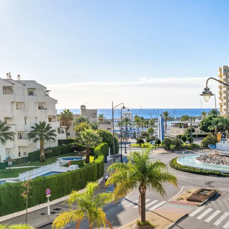 Sale of middle floor apartment in Estepona