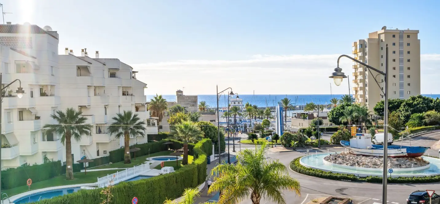 Sale of middle floor apartment in Estepona 1