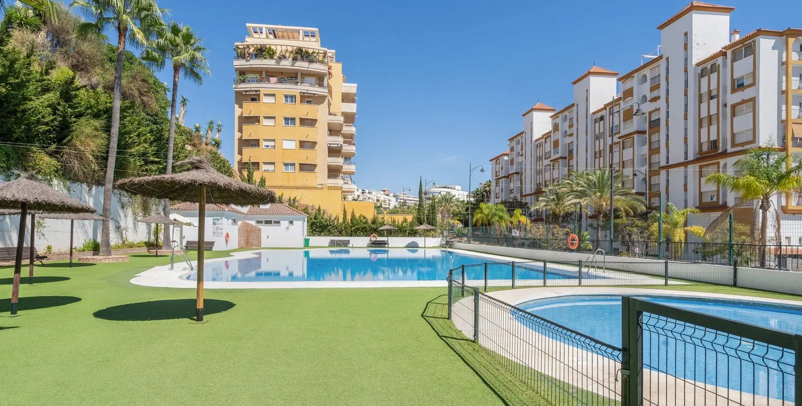 Sale of middle floor apartment in Estepona 3