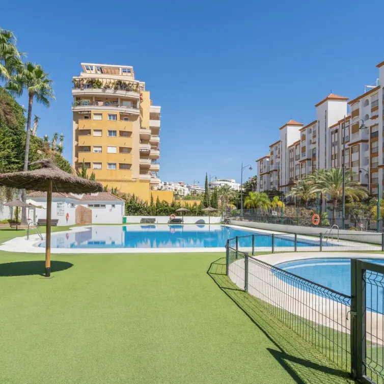 Sale of middle floor apartment in Estepona