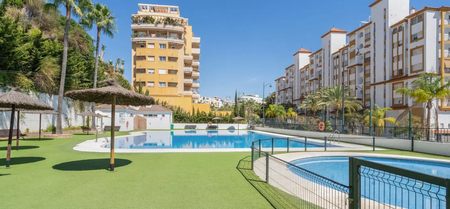 Sale of middle floor apartment in Estepona 2