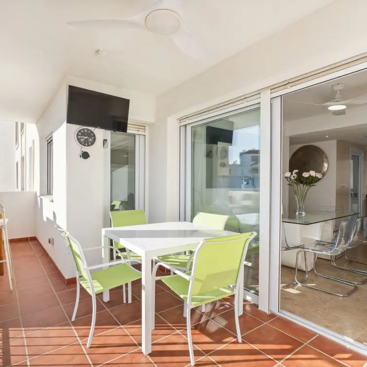 Sale of middle floor apartment in Estepona