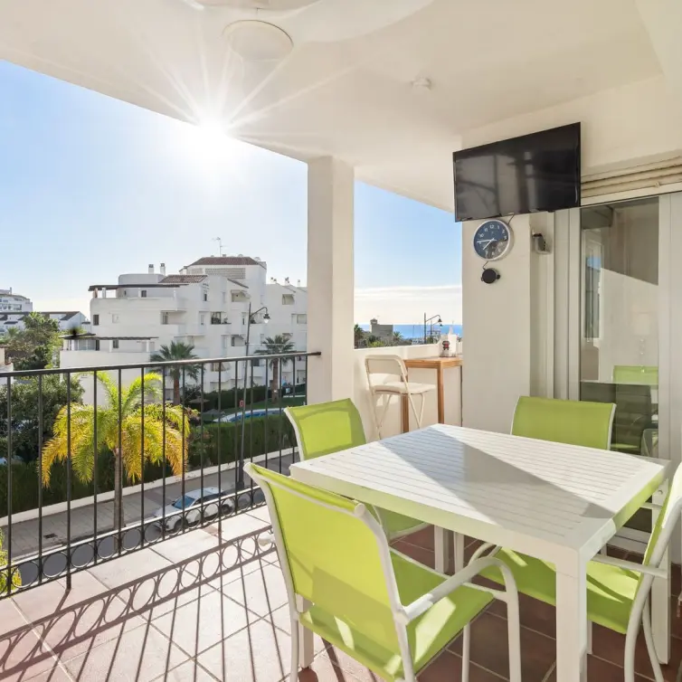 Sale of middle floor apartment in Estepona