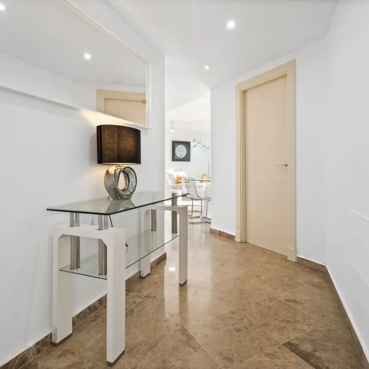 Sale of middle floor apartment in Estepona