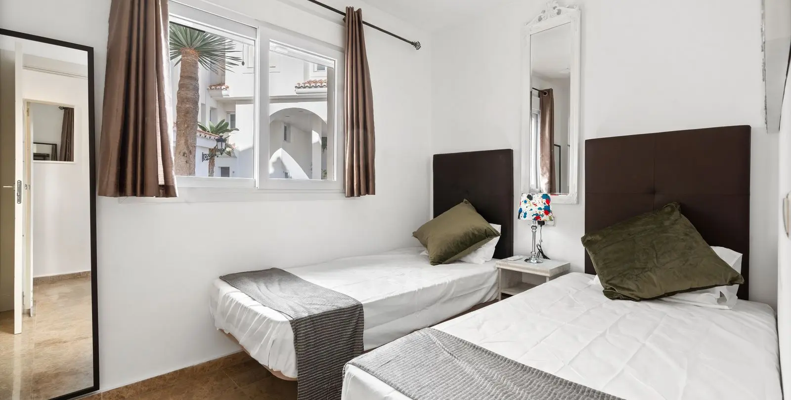Sale of middle floor apartment in Estepona 15