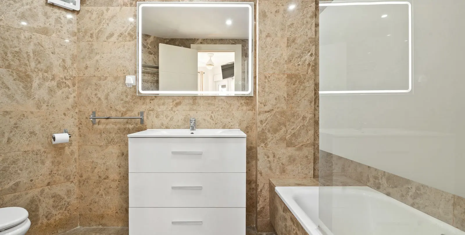 Sale of middle floor apartment in Estepona 18