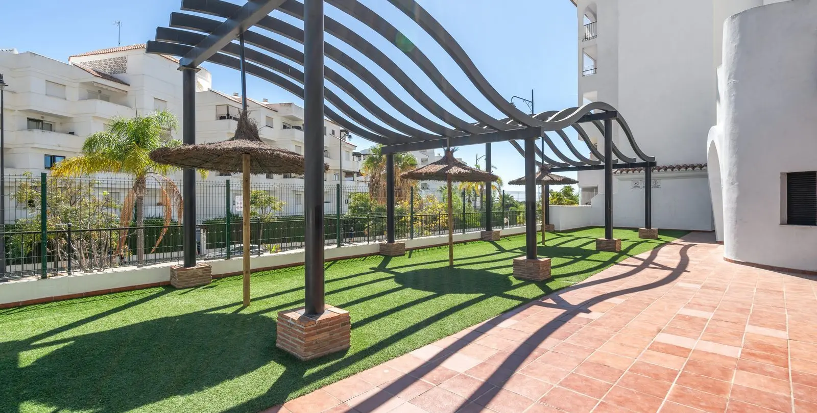 Sale of middle floor apartment in Estepona 21