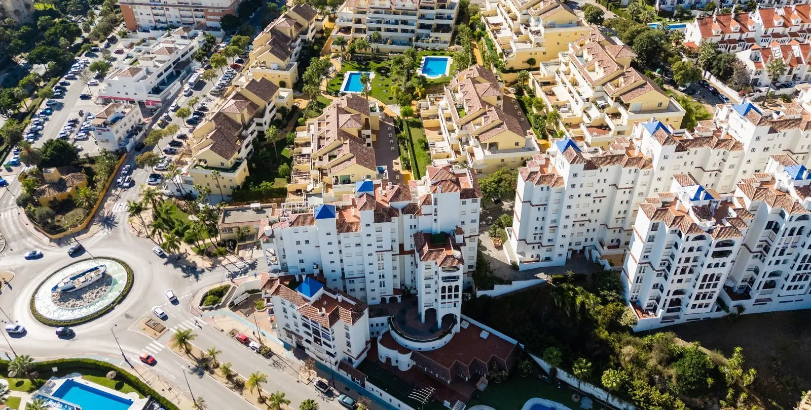 Sale of middle floor apartment in Estepona 24