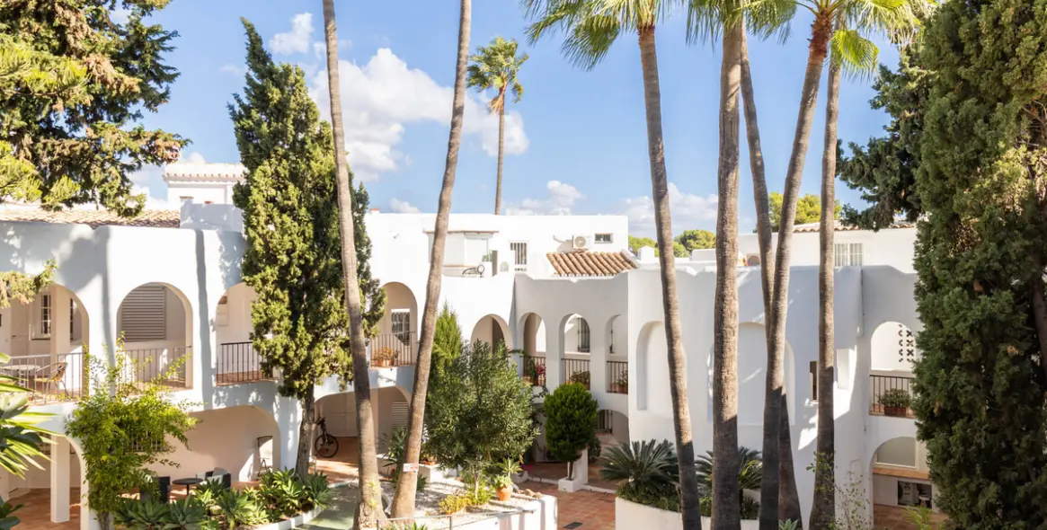 Sale of middle floor apartment in Nueva Andalucía 25