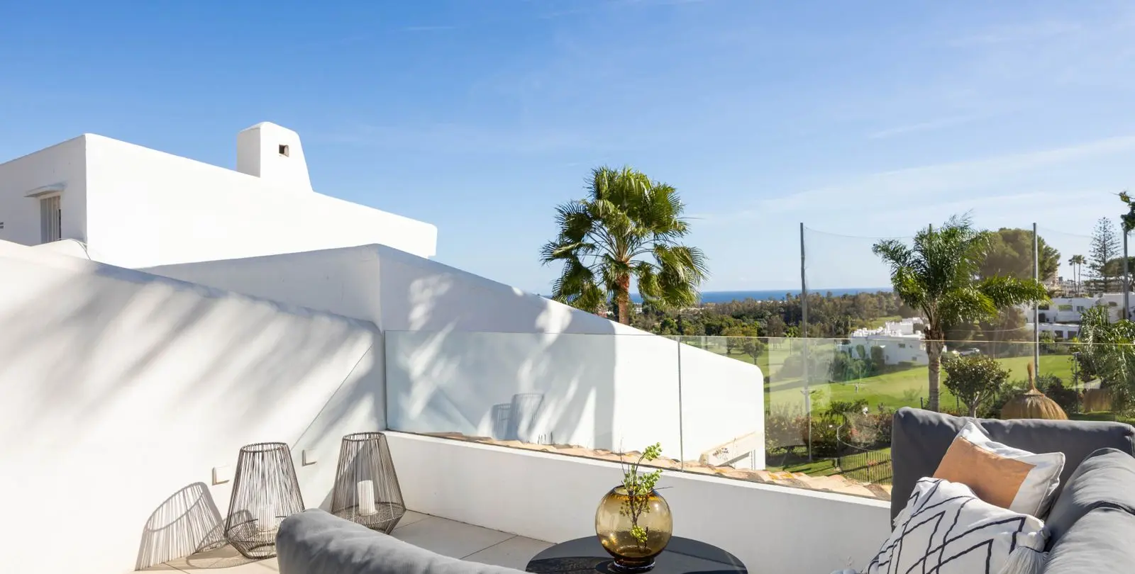 Sale of middle floor apartment in Nueva Andalucía 15