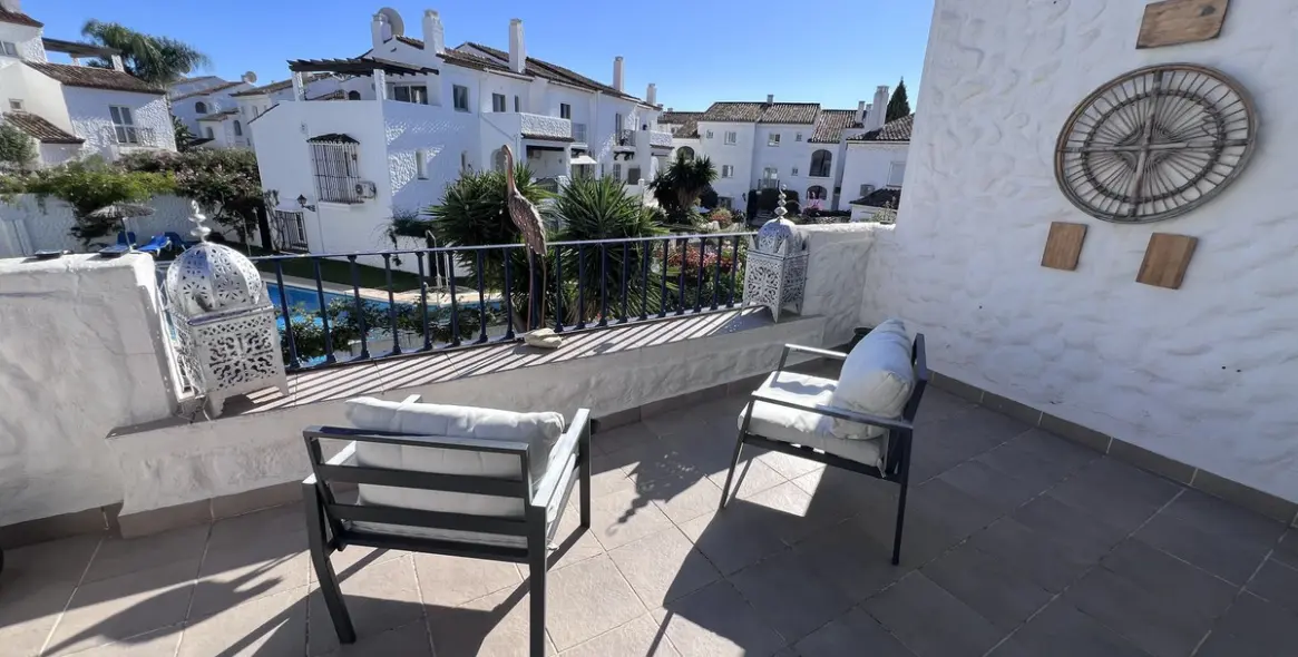 Sale of townhouse in El Paraiso 1