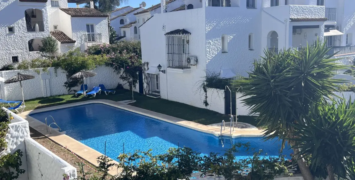 Sale of townhouse in El Paraiso 2