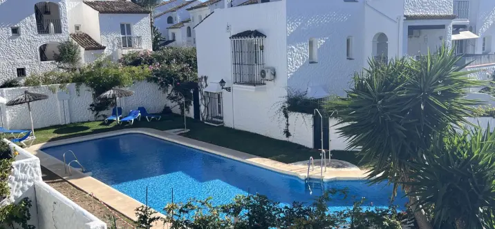 Sale of townhouse in El Paraiso 1