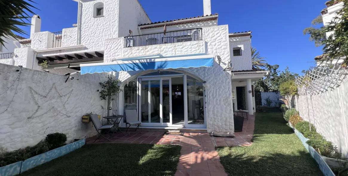 Sale of townhouse in El Paraiso 3