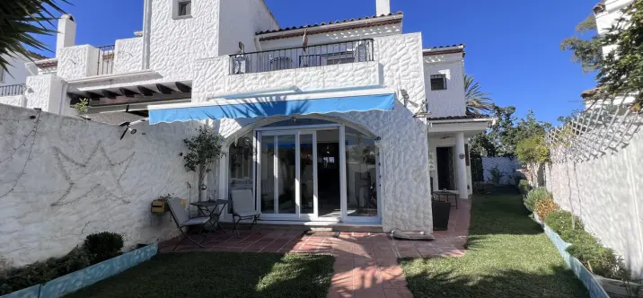 Sale of townhouse in El Paraiso 2