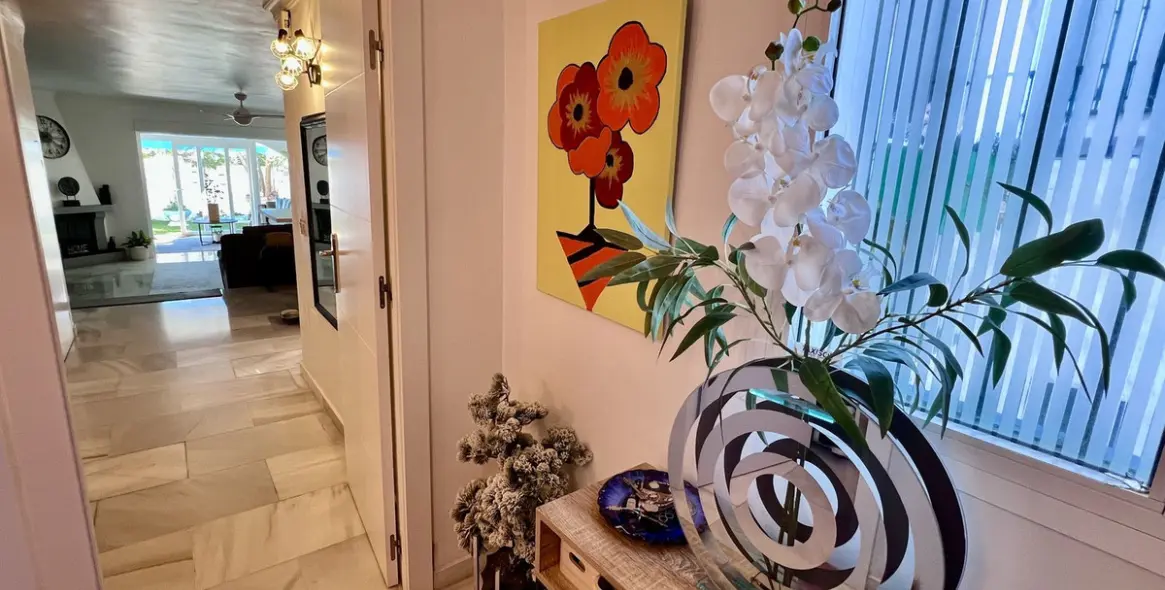 Sale of townhouse in El Paraiso 4