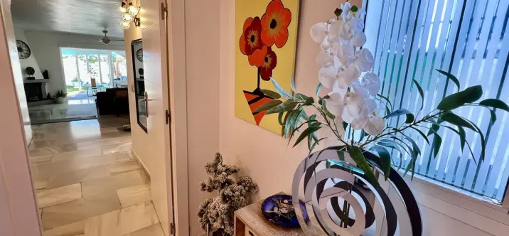 Sale of townhouse in El Paraiso 3