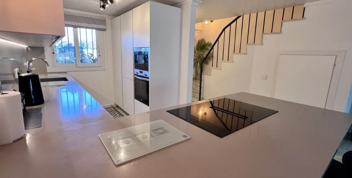 Sale of townhouse in El Paraiso 5