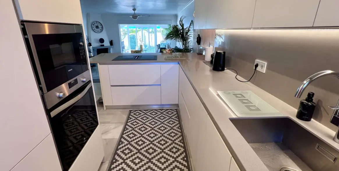 Sale of townhouse in El Paraiso 6