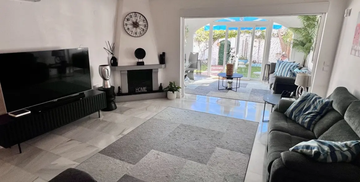 Sale of townhouse in El Paraiso 7