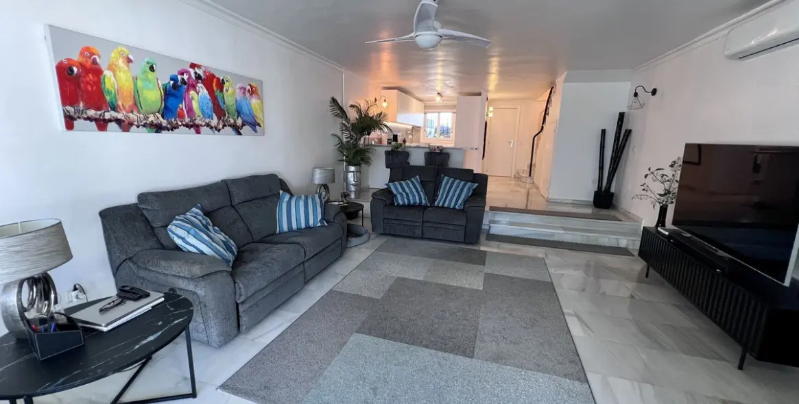 Sale of townhouse in El Paraiso 8