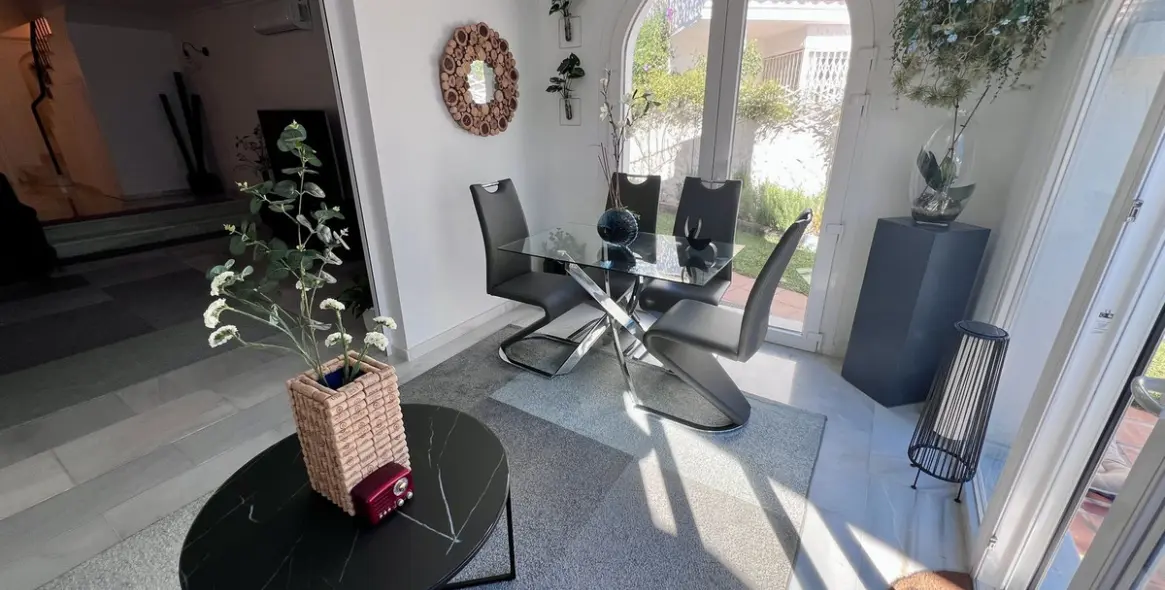 Sale of townhouse in El Paraiso 9