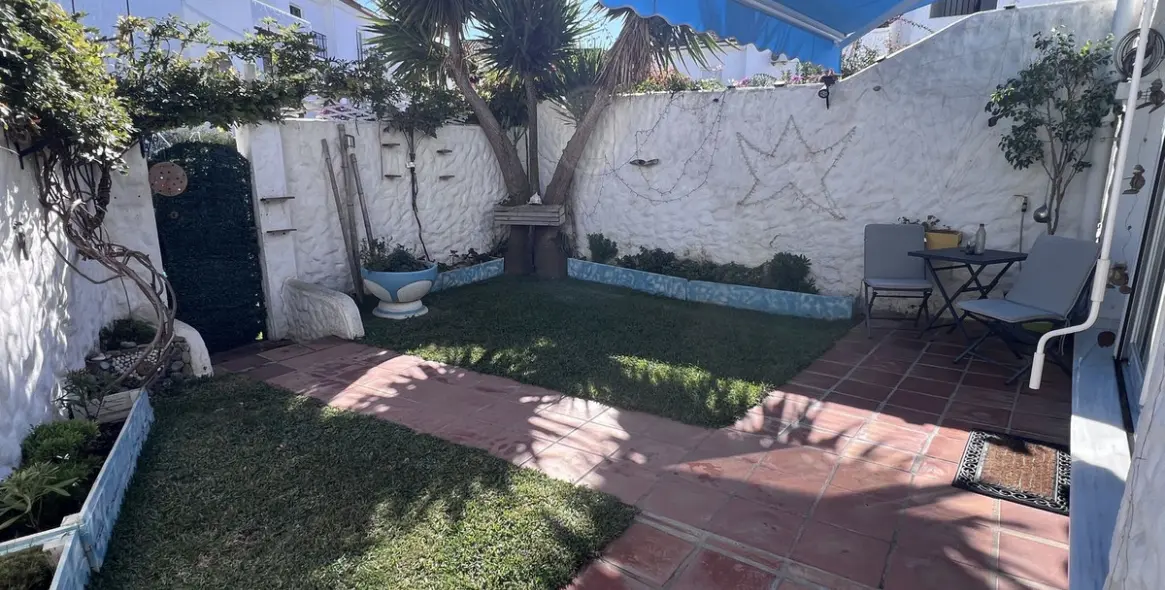 Sale of townhouse in El Paraiso 12