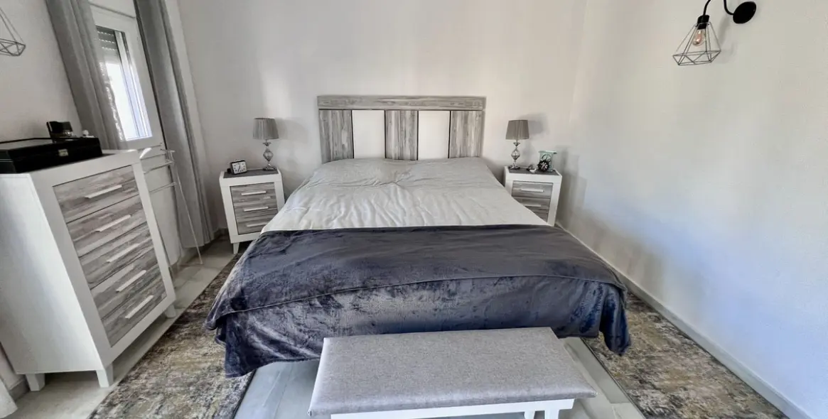 Sale of townhouse in El Paraiso 16