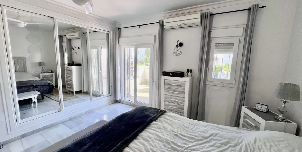 Sale of townhouse in El Paraiso 17