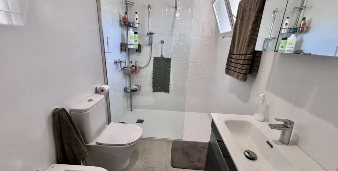 Sale of townhouse in El Paraiso 18