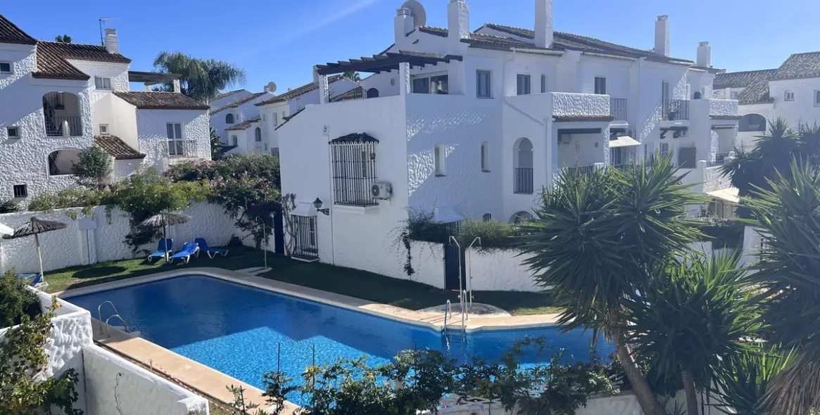 Sale of townhouse in El Paraiso 20