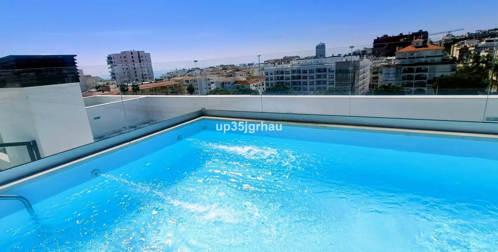 Sale of middle floor apartment in Estepona 5