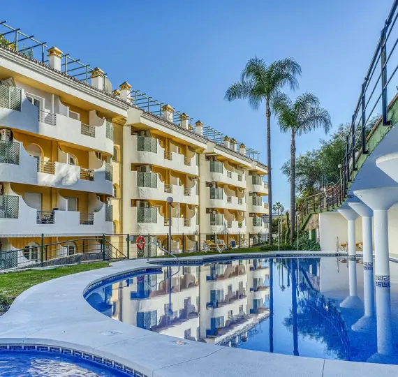 Продажа апартаментов на среднем этаже в Marbella
